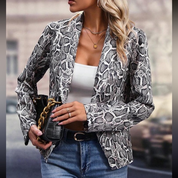 Snakeskin Print Button Blazer jacket - Picture 3 of 5